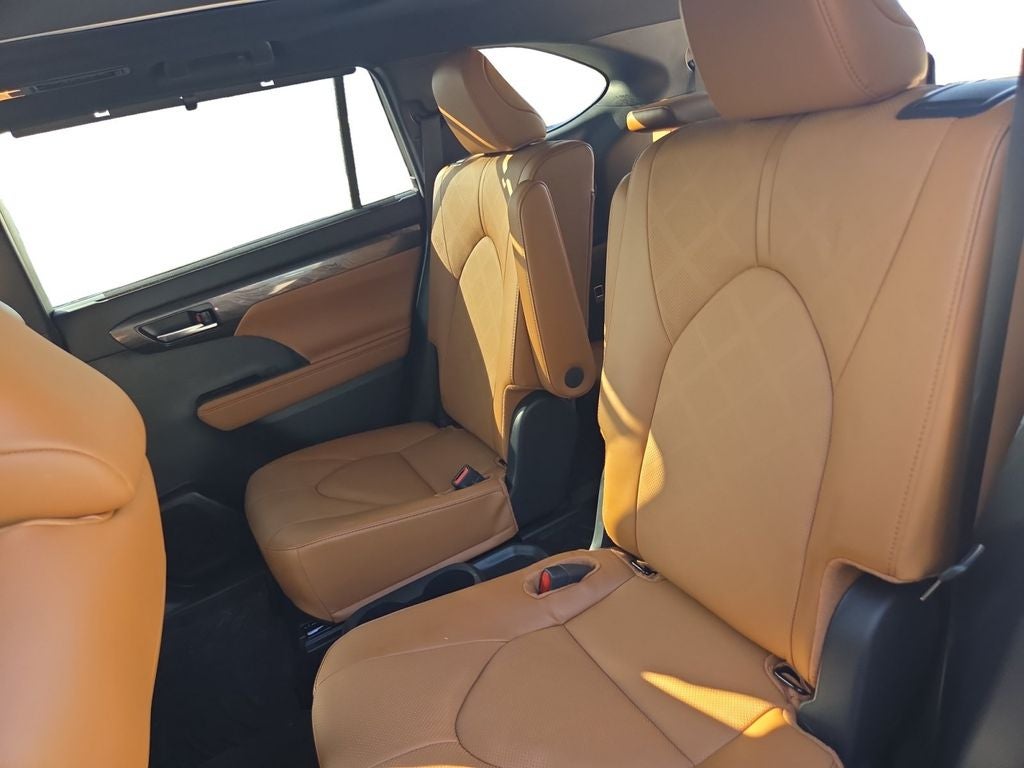 2025 Toyota Highlander Hybrid Platinum