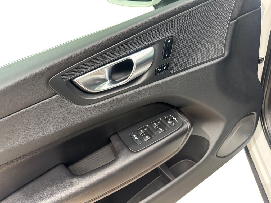 2023 Volvo XC60 Recharge Plug-In Hybrid T8 Plus Bright Theme